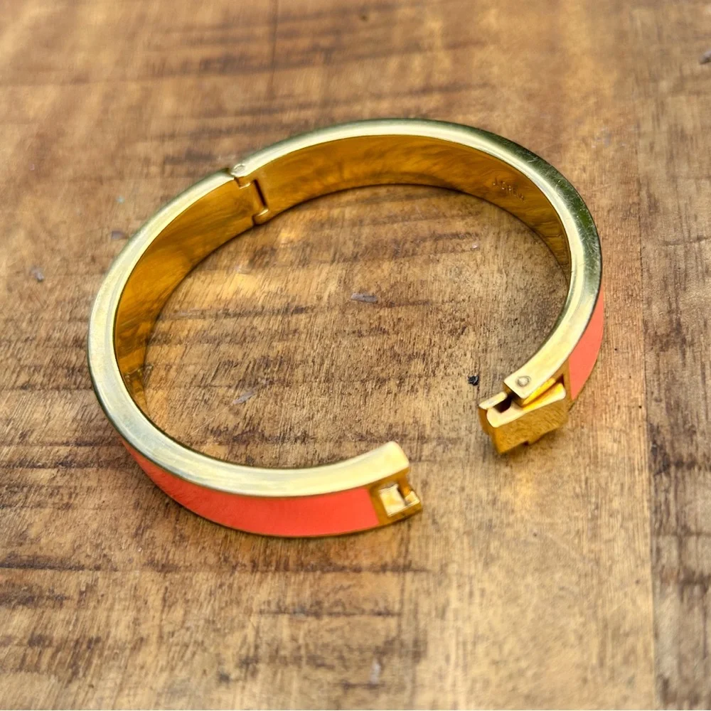 ✨NWOT J Crew preppy bright coral enamel & gold tone bangle. Size M, snap close - Picture 5 of 5